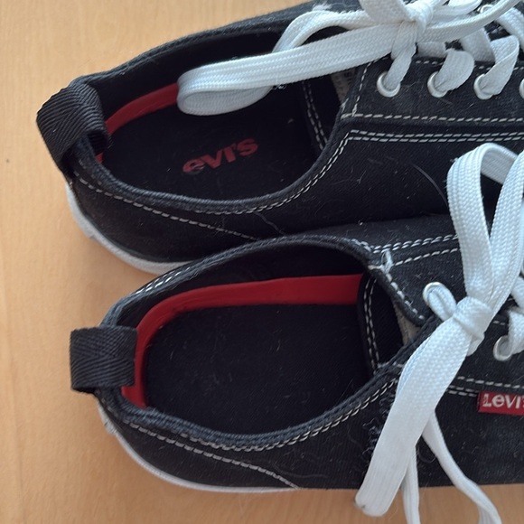 Levi’s Women’s black canvas lace up sneakers. Size 8.5 - Picture 4 of 7